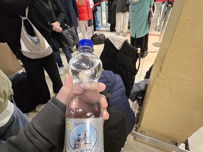 В аэропорту организовали раздачу воды | Источник: читатель E1.RU
