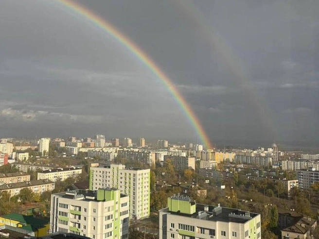 Полупрозрачная радуга разделяет небесный свод на две части | Источник: читатели V1.RU