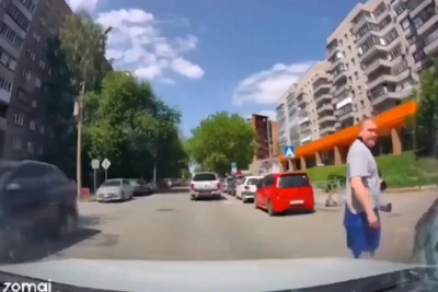 Водитель в Новосибирске разбил стекла из-за оскорблений