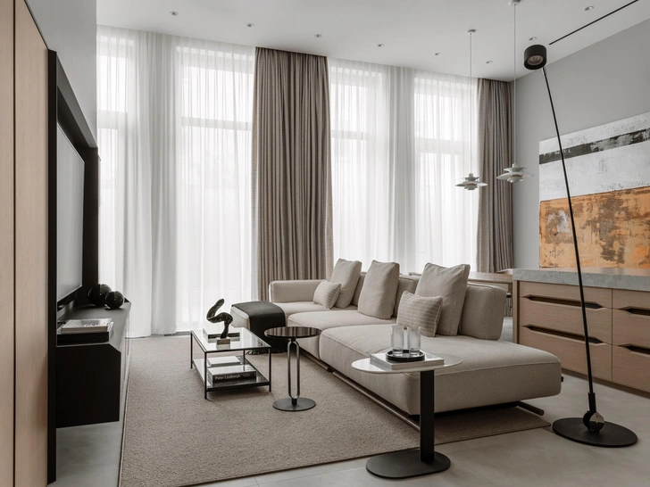 Стеновые панели и ТВ-тумба сделаны на заказ, Wudelier. Журнальный столик, Designboom. Скульптура Льва Ефимова. Мраморный поднос, Izzi decor. Диван, Dantone Home. Торшер Sampei 440, Davide Groppi. Текстиль, Enere. Картина Кирилла Басалаева, галерея «Тихо». | Источник: Ольга Шангина. Стиль: Елизавета Шешина