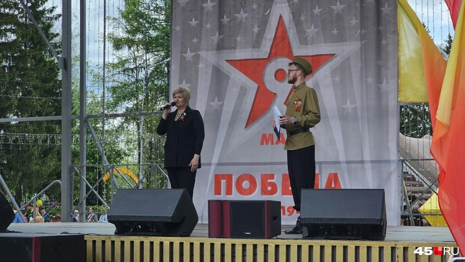 На сцене ЦПКиО поздравила курганцев с Днем Победы депутат городской думы Оксана Васильева | Источник: Дарья Никитченко / 45.RU