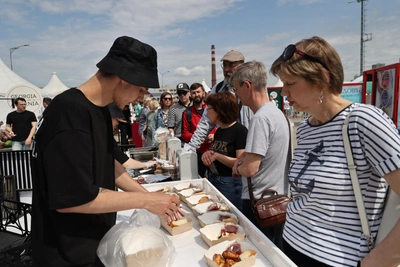 Екатеринбуржцы стоят в очередях за шашлыками в ЦПКиО