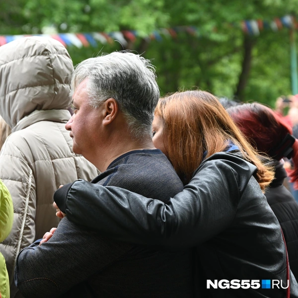 С любовью и грустью смотрят родители на повзрослевших детей | Источник: Артемий Скиба / NGS55.RU
