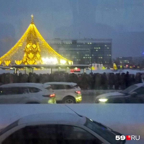 На остановке «Улица Попова» на одноимённой улице в сторону Коммунального моста, судя по фото, собралось несколько сотен человек | Источник: читатель 59.RU Артём 