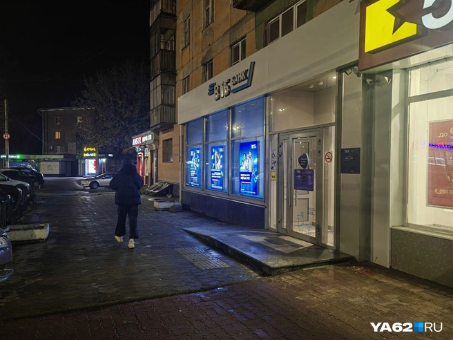 На улице Гагарина можно подключиться к Wi-Fi, даже не заходя в отделение банка | Источник: Кристина Мельникова / YA62.RU