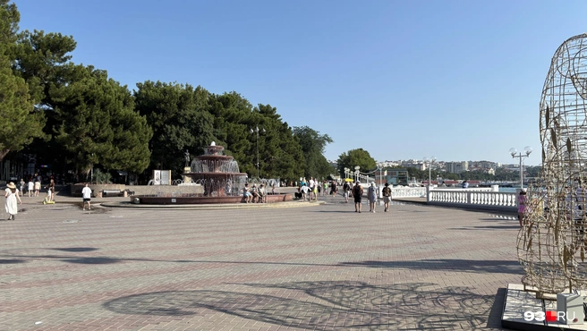 Люди даже не прислушиваются к тревоге и просьбам властей покинуть набережную | Источник: Никита Зырянов / 93.RU