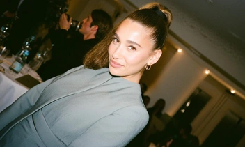 Прическа на корпоратив за 5 минут: 5 идей, которые помогут выглядеть безупречно