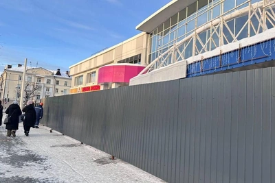 Tyumen fences off Respublika Street building for reconstruction