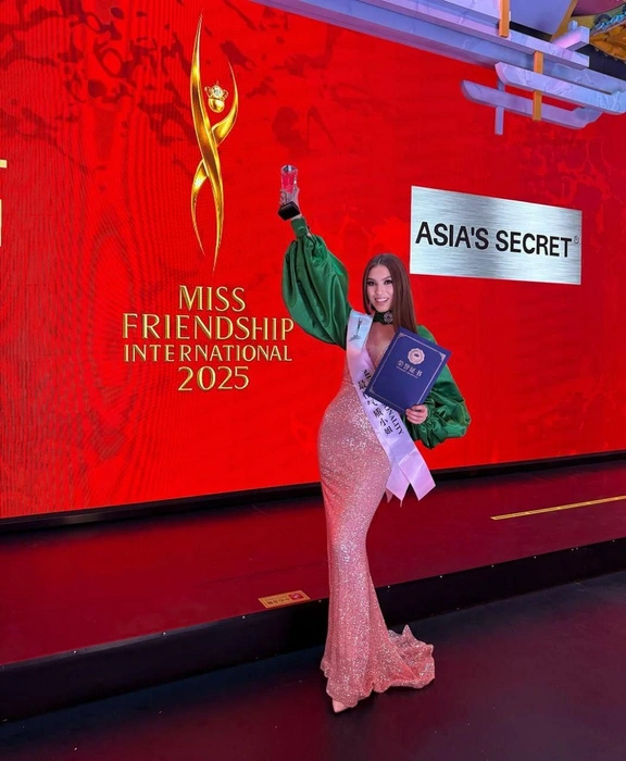 Девушка забрала титул Miss Personality на одном их этапов конкурса Miss Friendship International — 2025 | Источник: xli1na / Instagram (экстремистская организация, деятельность запрещена на территории РФ)