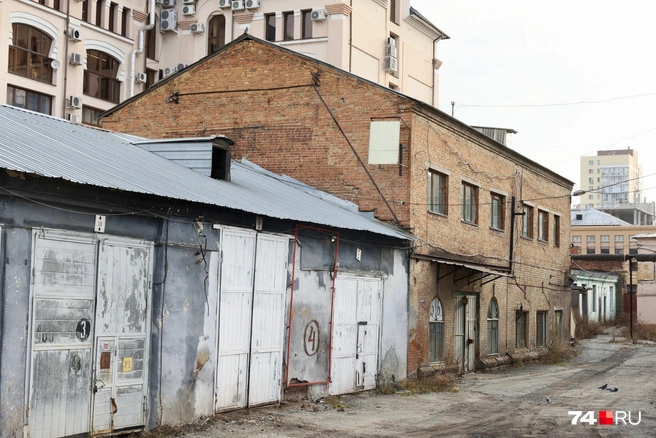 К зданию конторы успели пристроить гаражи | Источник: Наталья Лапцевич