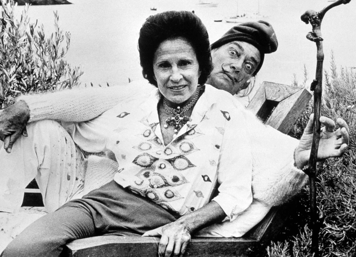 Испанский художник-сюрреалист Сальвадор Дали с женой Галой, около 1970 г. | Источник: Legion Media
