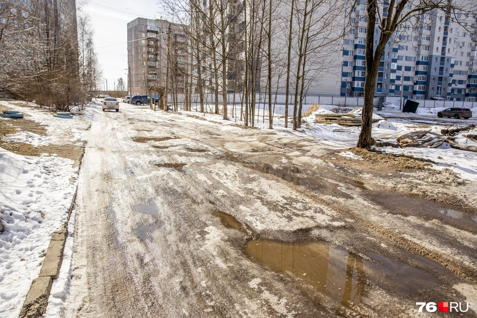Дорогу на Сосновой власти обещают уже несколько лет. Но пока только обещают | Источник: Александра Мамонтова