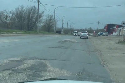 Водитель из Камышина показал ямы на дороге после зимы