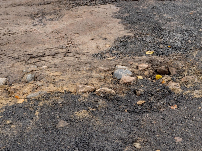 Фрагмент булыжного покрытия просматривается сквозь слой грязи | Источник: Кирилл Поверинов / 76.RU