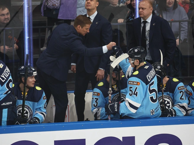 Ярослав Люзенков искренне радовался удачным действиям своих подопечных. | Источник: Александр Ощепков / NGS.RU