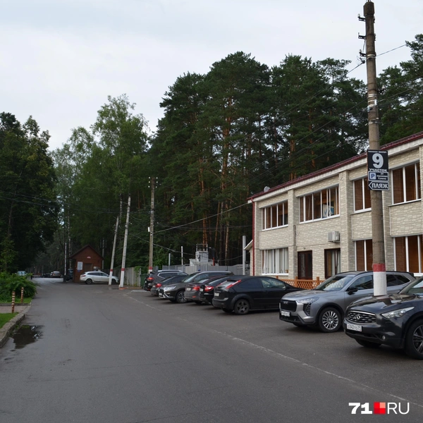 Самое начало «Шахтера», здесь же находится единственный в парке магазинчик | Источник: Максим Улитов / 71.RU