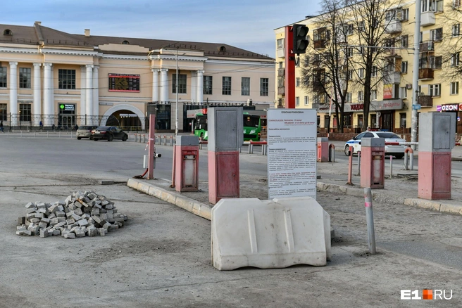 Ремонт начался прошлым летом и, похоже, всё еще не закончился | Источник: Дмитрий Емельянов / E1.RU