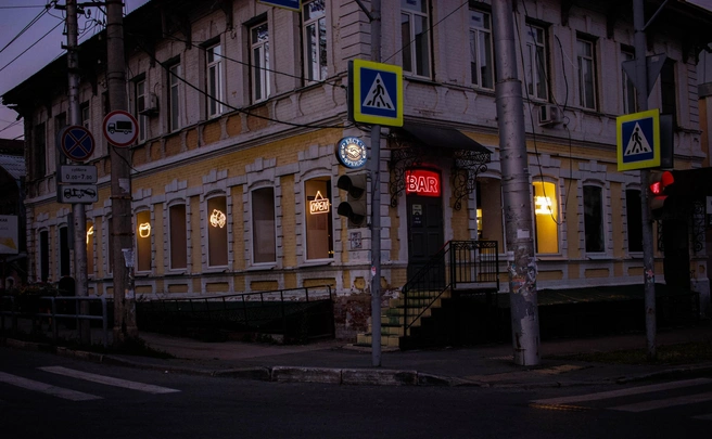 Бар располагался на улице Самарской в доме № 81 | Источник: БЕСТ ФРЕНДС БАР I САМАРА / Vk.com