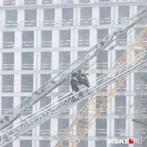 Пожарные бригады продолжают работу  | Источник: Дмитрий Толстошеев / MSK1.RU