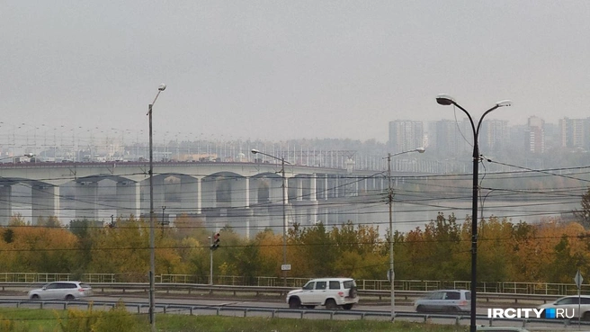Движение на Академическом мосту парализовано из-за жесткого ДТП с маршруткой | Источник: «ИрСити»