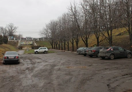На Арт-лужайке образовалась стихийная парковка | ya62.ru