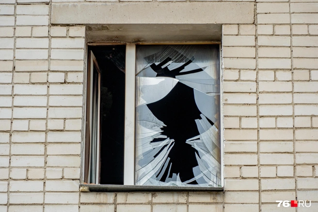 Из-за пожара выбило стекла из окон на третьем этаже | Источник: Кирилл Поверинов / 76.RU
