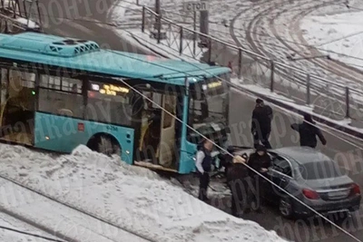 Bus veers onto tram tracks on Revolution Highway in St. Petersburg