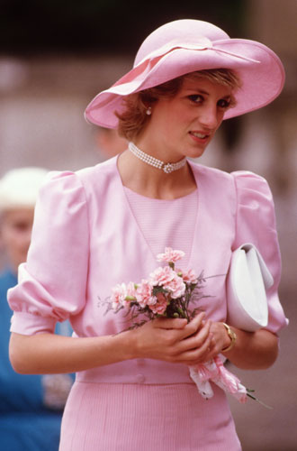 1985Леди Ди в городе Тетбери графства Глостершир 19 июня 1985 года.