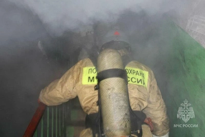 Восемь человек эвакуированы из горящего дома в Абакане