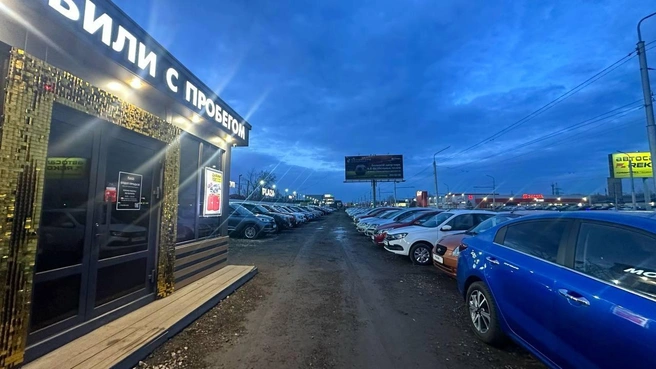 Привлекательный фасад автосалона | Источник: Автосалон Plaza