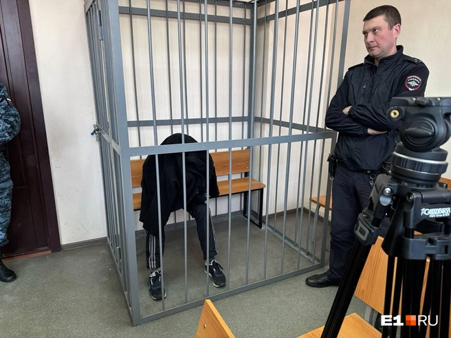 Эдуард Середюков прятал лицо от журналистов | Источник: Евгений Кошек / E1.RU