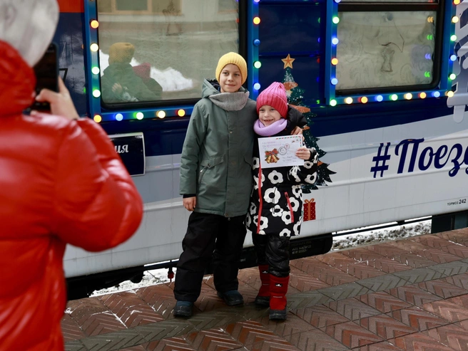 Те, кто не готов стоять в очередях, фотографируются на фоне поезда. | Источник: Михаил Шилкин 