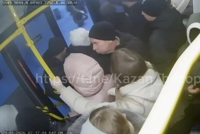 Два человека выпали из автобуса в Казани