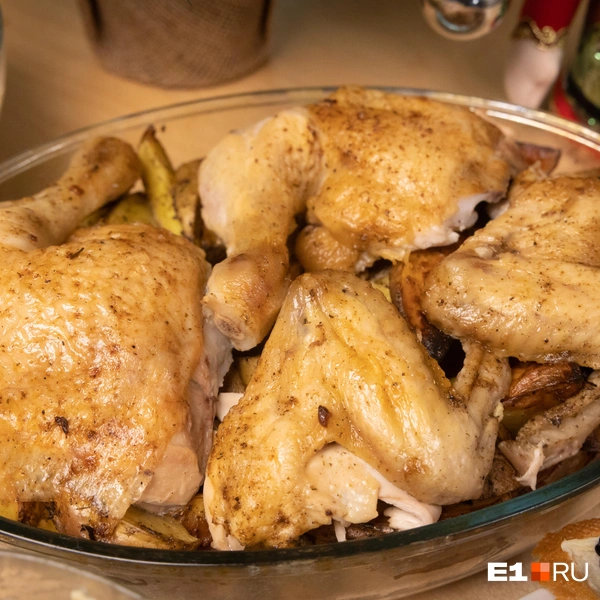 Одно блюдо с картошкой и курицей | Источник: Владислав Лоншаков / E1.RU