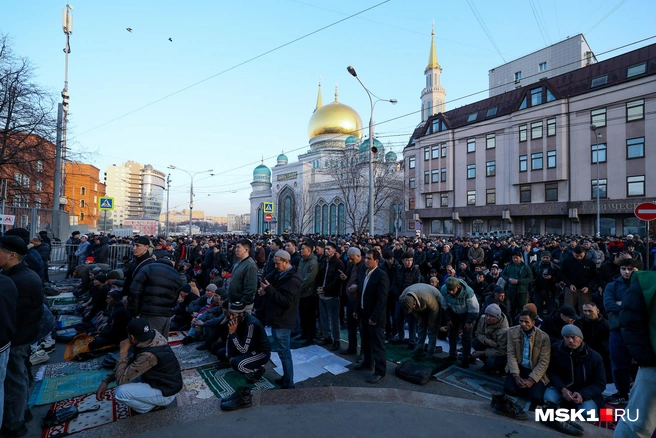 Ежегодно тысячи мусульман собираются на утреннюю молитву у одной из столичных мечетей | Источник: Артем Устюжанин / MSK1.RU