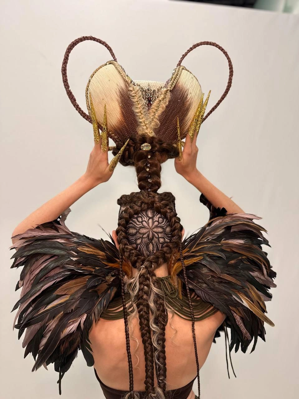 Сама корона достаточно тяжелая&nbsp;— 700 граммов | Источник: Дайана Задорина 