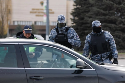 Красноярец запрыгнул на авто подруги-должницы, помешав приставам