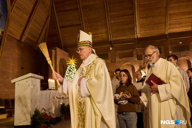 Третья служба проходит днем — это символ рождения Иисуса в сердцах всех верующих | Источник: Александр Ощепков / NGS.RU