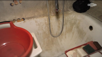 Черный потолок, грязная ванна и пол с дырками: как живут звезды «Карнавальной ночи» сестры Шмелевы
