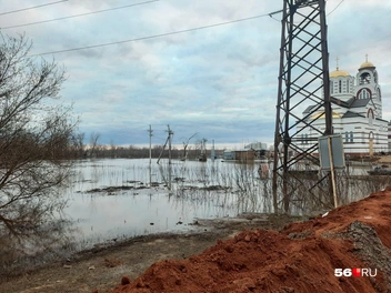 Слева от храма на фото — та самая лесополоса | Источник: Анастасия Баринова / 56.RU