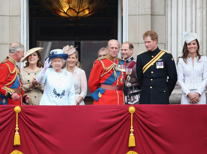 От Дианы до Кейт Миддлтон: самые яркие «балконные» кадры Trooping The Colour