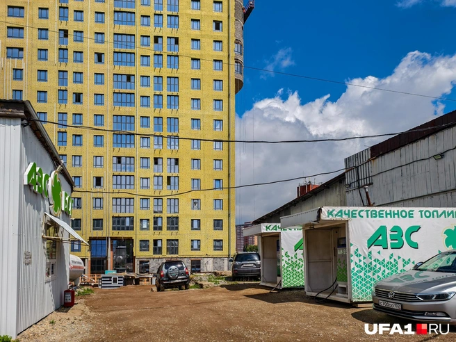 Придомовая территория, тут заправка | Источник: Булат Салихов / UFA1.RU