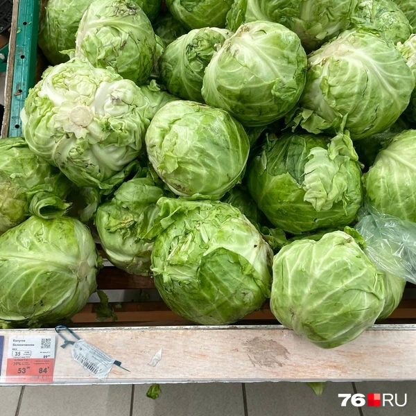 Капуста стоит от 53 рублей до 89 рублей за килограмм | Источник: Кирилл Поверинов / 76.RU