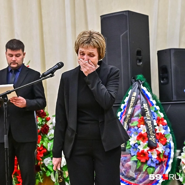 Директор школы, где работала Олеся Петровна, извинилась перед ее семьей сквозь слезы | Источник: Василина Любимова / 59.RU