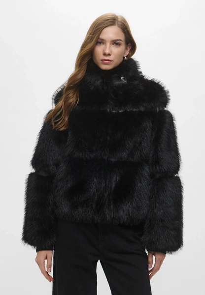 Теплые, уютные, твои: 17 лучших шуб этой зимы