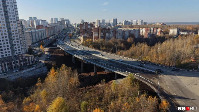 Первую половину Средней дамбы построили в 2004 году, вторую — спустя 22 года | Источник: Кирилл Хафизов / 59.RU