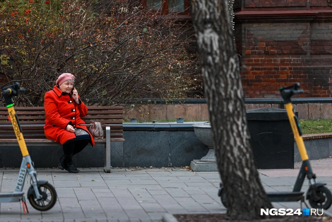 Осень в этом году задержалась, так что красивые пальто можно носить подольше | Источник: Мария Ленц / NGS24.NRU