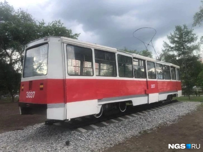 Сквер за оперным театром получил название в честь легендарного трамвая № 13. Вскоре в нем также появится платный туалет | Источник: Виктор Бобровников