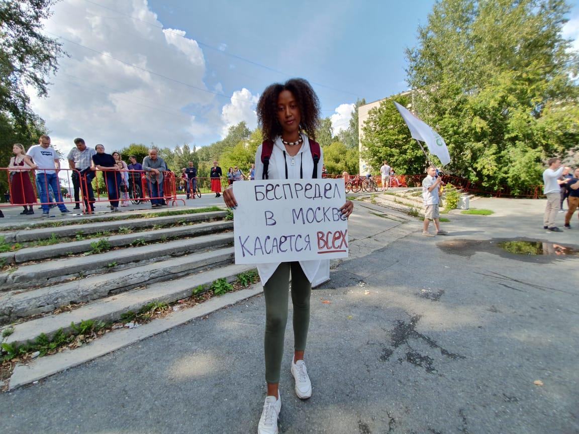 История темнокожей девушки из Екатеринбурга, ставшей звездой митинга за  честные выборы в Мосгордуму в Екатеринбурге на перекрестке улиц Большакова  — 8 Марта. 14 августа 2019 г - 16 августа 2019 - Е1.ру