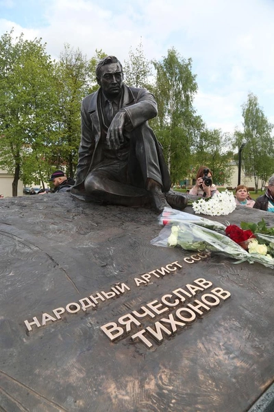 «Думаю, что момент своевременного обращения к врачам был упущен. И тут свою роль сыграли и одиночество актера, и отсутствие должного ухода», — заключил врач, наблюдавший артиста в нулевых